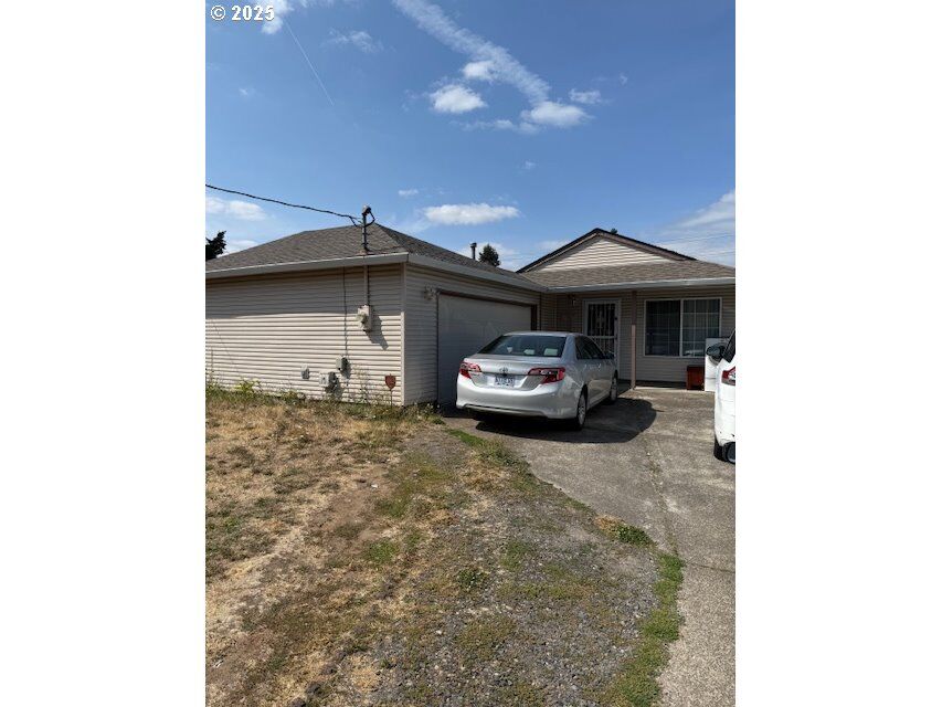 Property Photo: 11625 SE Washington St OR 97216