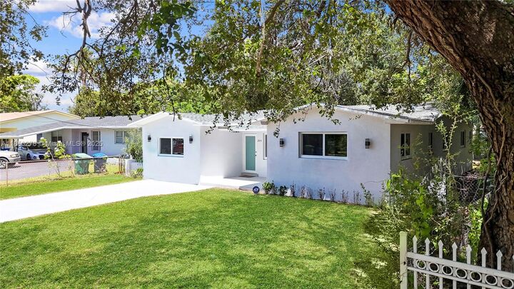 Property Photo:  255 NE 164th St  FL 33162 