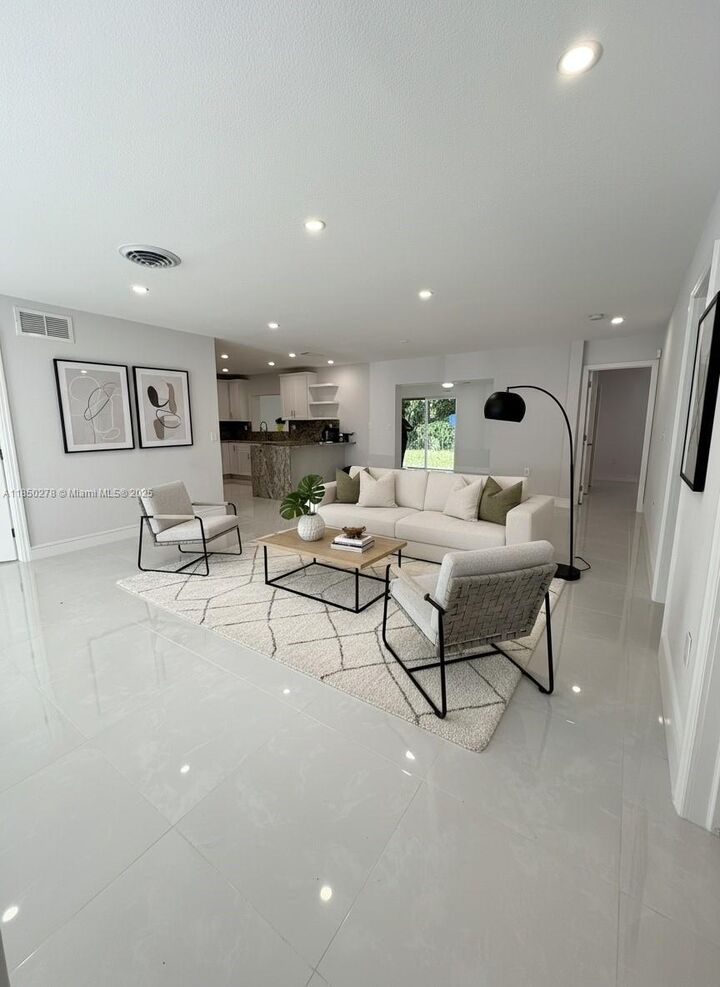 Property Photo: 255 NE 164th St FL 33162
