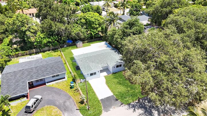 Property Photo:  255 NE 164th St  FL 33162 