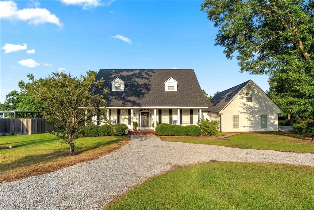 Property Photo: 3721 Green Leaves Dr Drive LA 70665