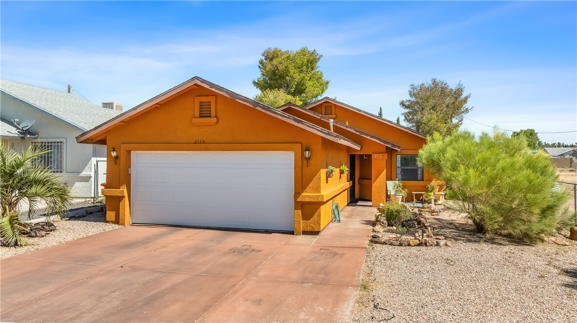 Property Photo: 2115 E Suffock Avenue AZ 86409