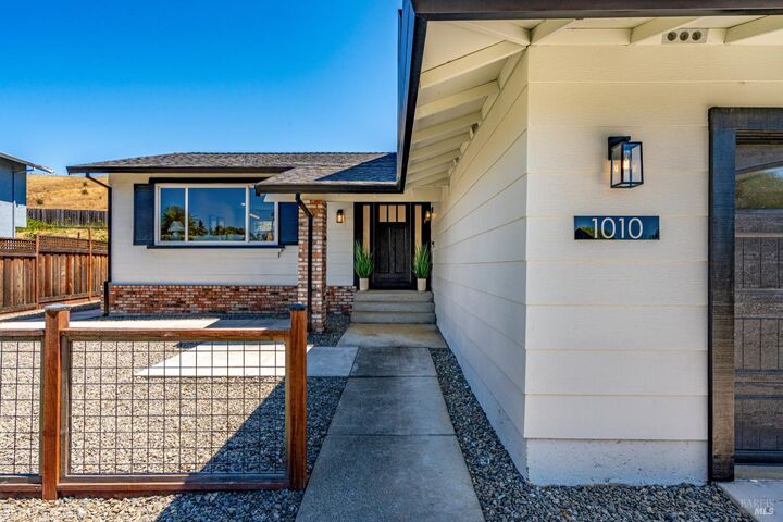 Property Photo:  1010 Round Hill Circle  CA 94558 