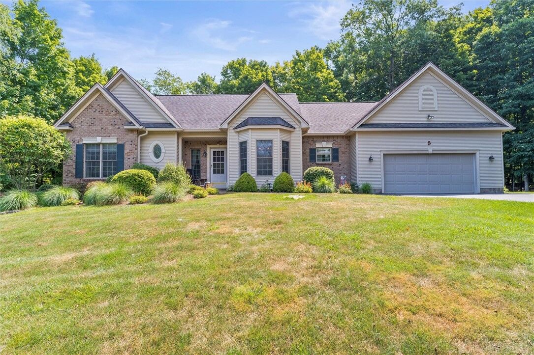 Property Photo:  5 Woodsford Lane  NY 14559 