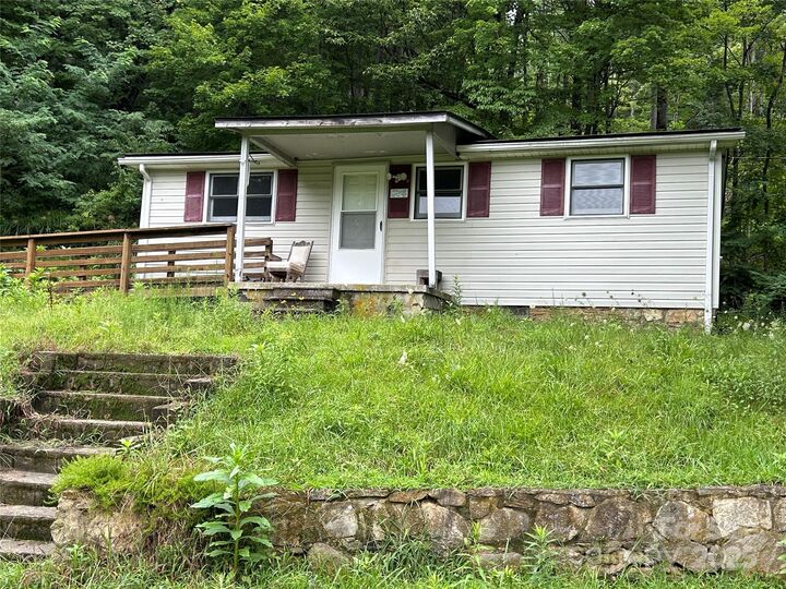 Property Photo:  103 Cambridge Way  NC 28786 