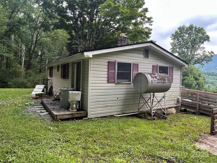 Property Photo: 103 Cambridge Way NC 28786