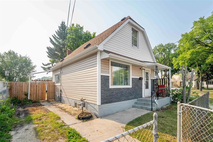 Photo de la propriété: 553 Charles Street MB R2W 4C3