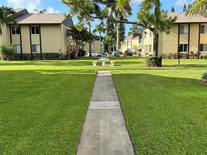 Property Photo:  320 Pine Ridge Cir 320  FL 33463 