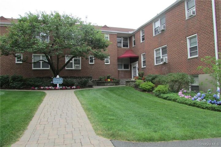 Property Photo:  8 Bryant Crescent 1A  NY 10605-2636 