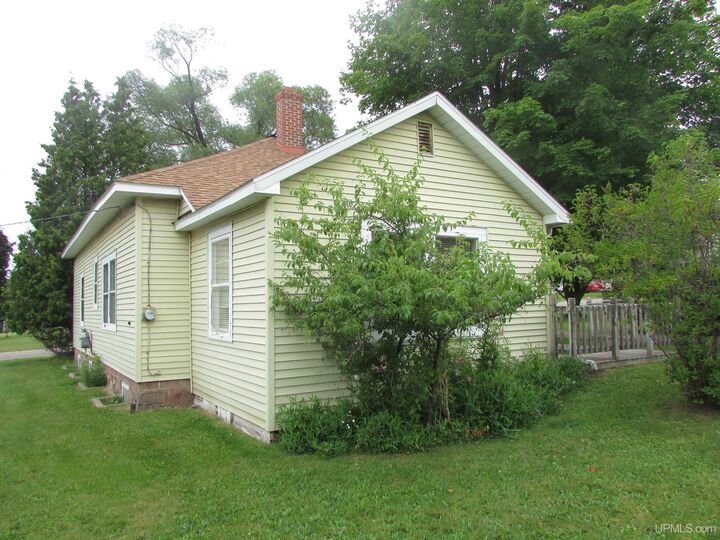 Property Photo:  105 W Fall Street  MI 49946 
