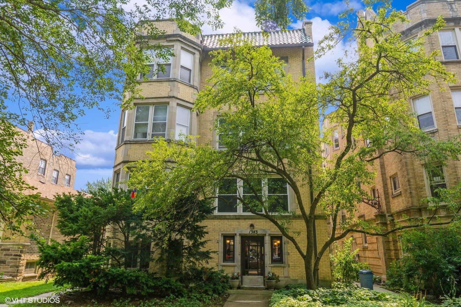 Property Photo:  1343 W Greenleaf Avenue 3  IL 60626 