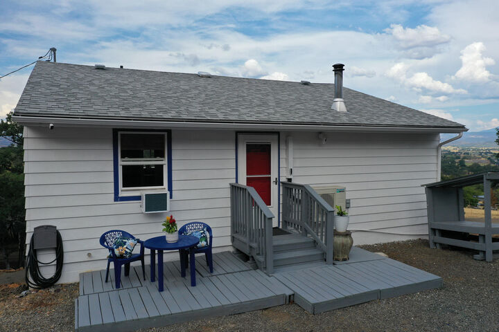 Property Photo:  739 W Rolling Hills Drive  OR 97524 