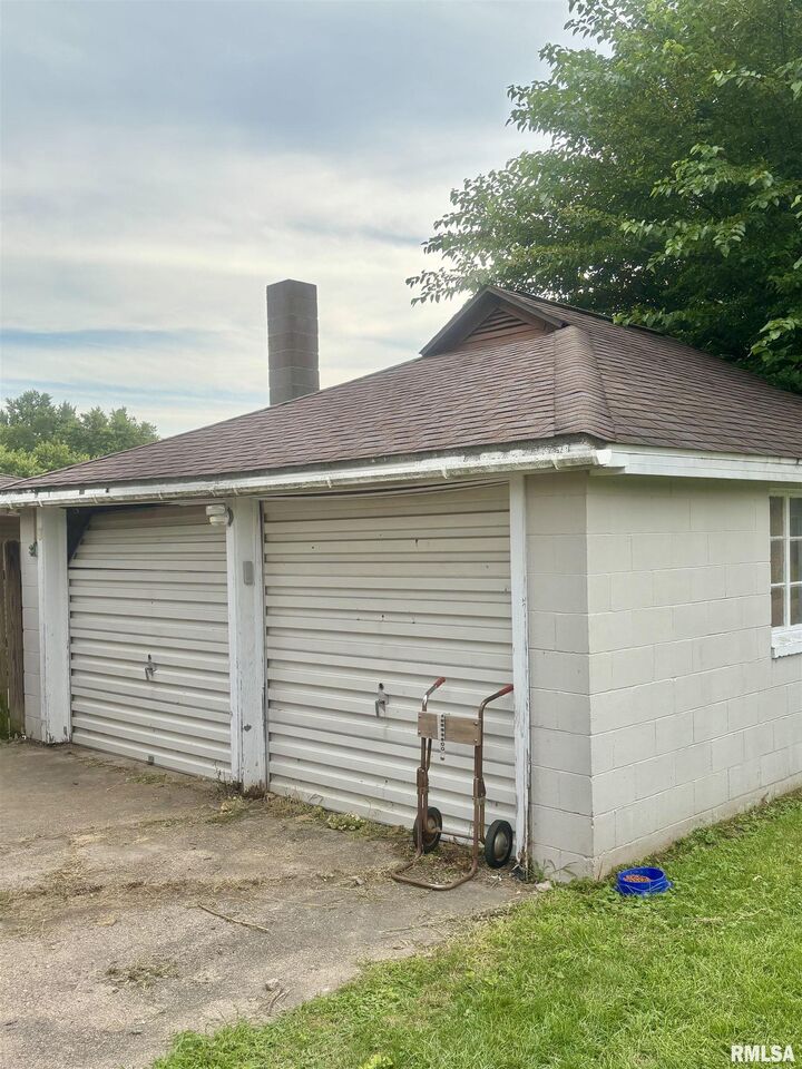 Property Photo: 608 W Avenue G Avenue IL 61542