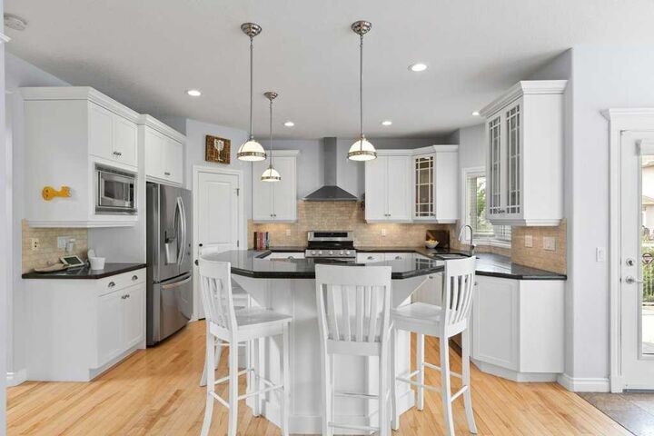 Property Photo:  242 Discovery Ridge Bay SW  AB T3H 5T7 