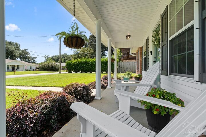 Property Photo: 1032 Peakview Dr FL 32514