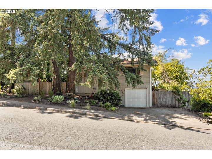 Property Photo: 3372 Onyx Pl OR 97405