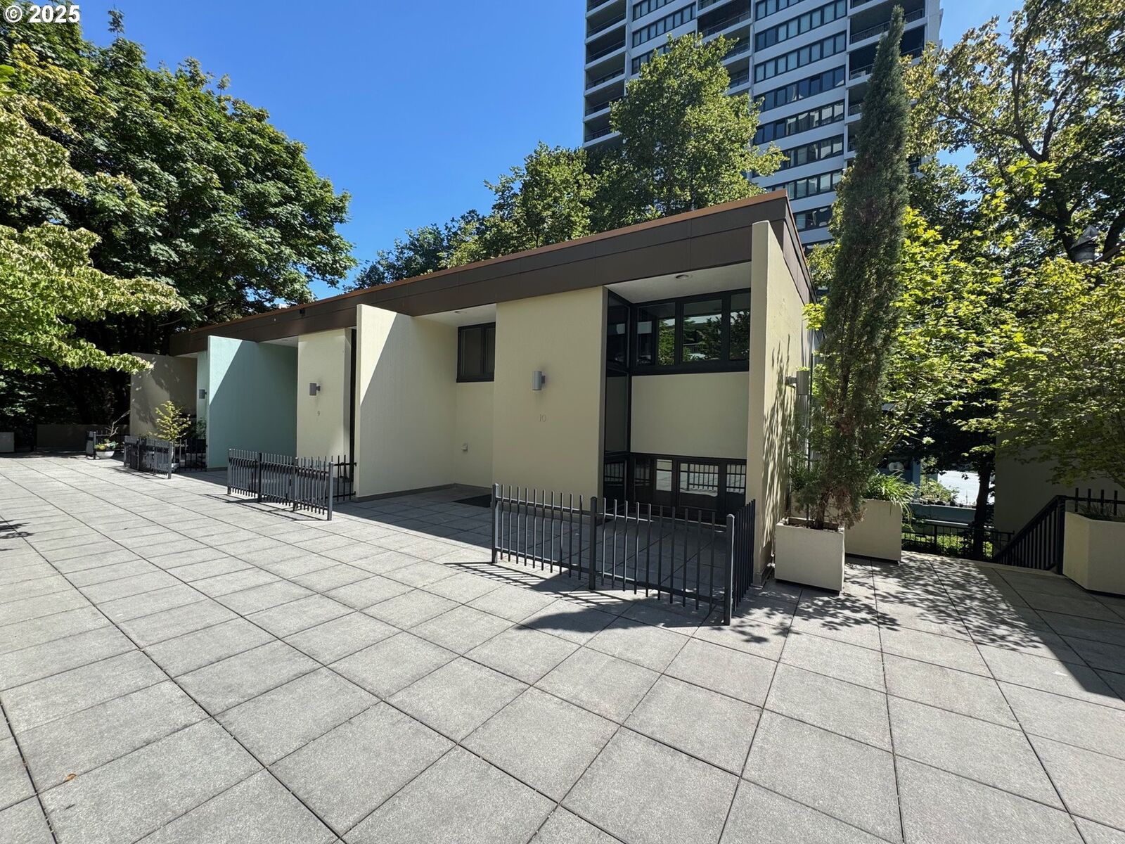 Property Photo:  255 SW Harrison St Th-10  OR 97201 