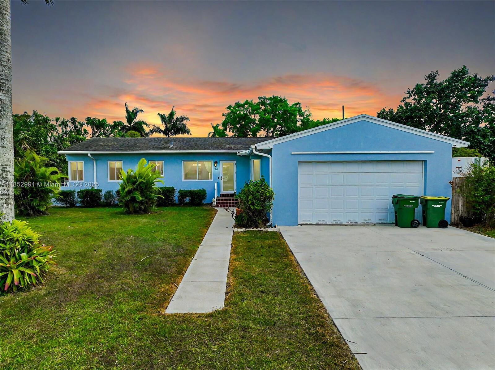 Property Photo:  94 NE 17th St  FL 33030 