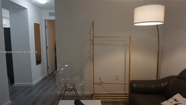 Property Photo: 810 7th St 107 FL 33139