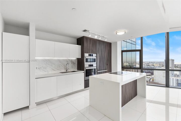 Property Photo:  851 NE 1st Ave 3202  FL 33132 