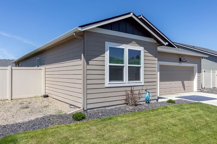 Property Photo: 11911 N Greene St WA 99021