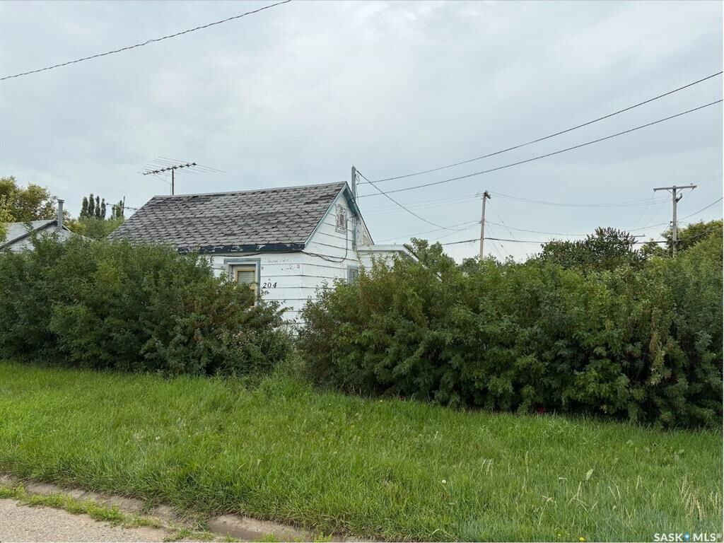 Property Photo: 204 Drysdale Street SK S0G 4H0
