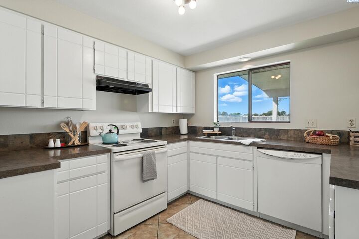Property Photo: 920 W 14th Pl WA 99337