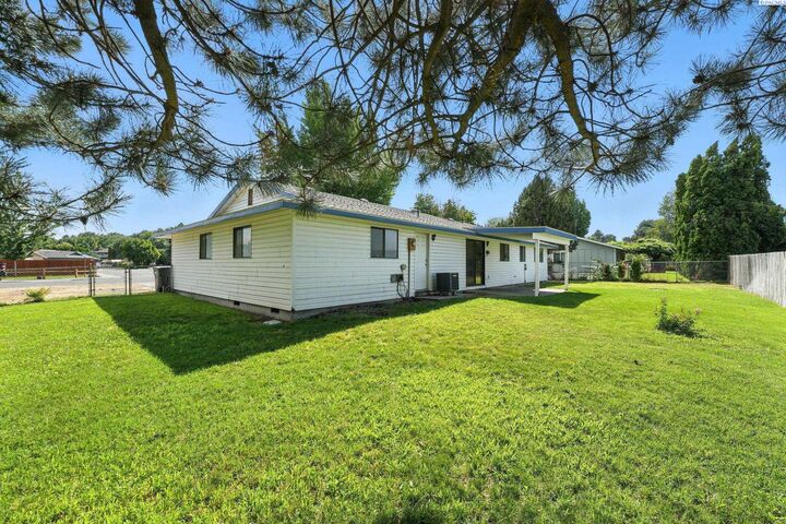 Property Photo: 920 W 14th Pl WA 99337