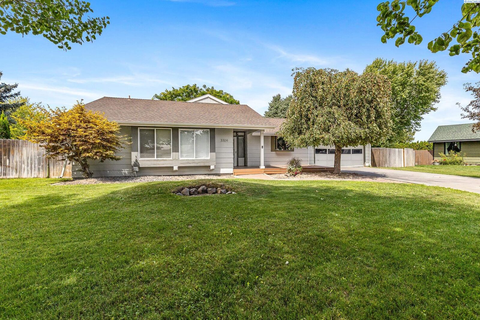 Property Photo: 3304 S Vancouver Pl. WA 99337