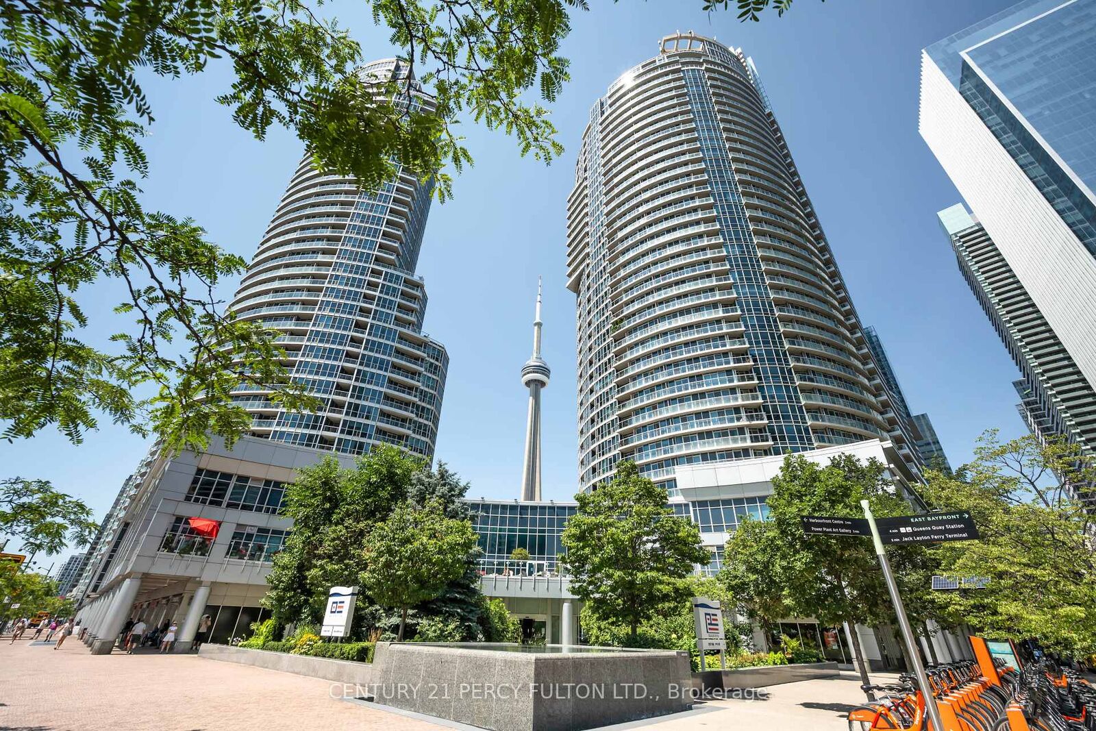 Photo de la propriété: 8 York Street 3101 ON M5J 2Y2