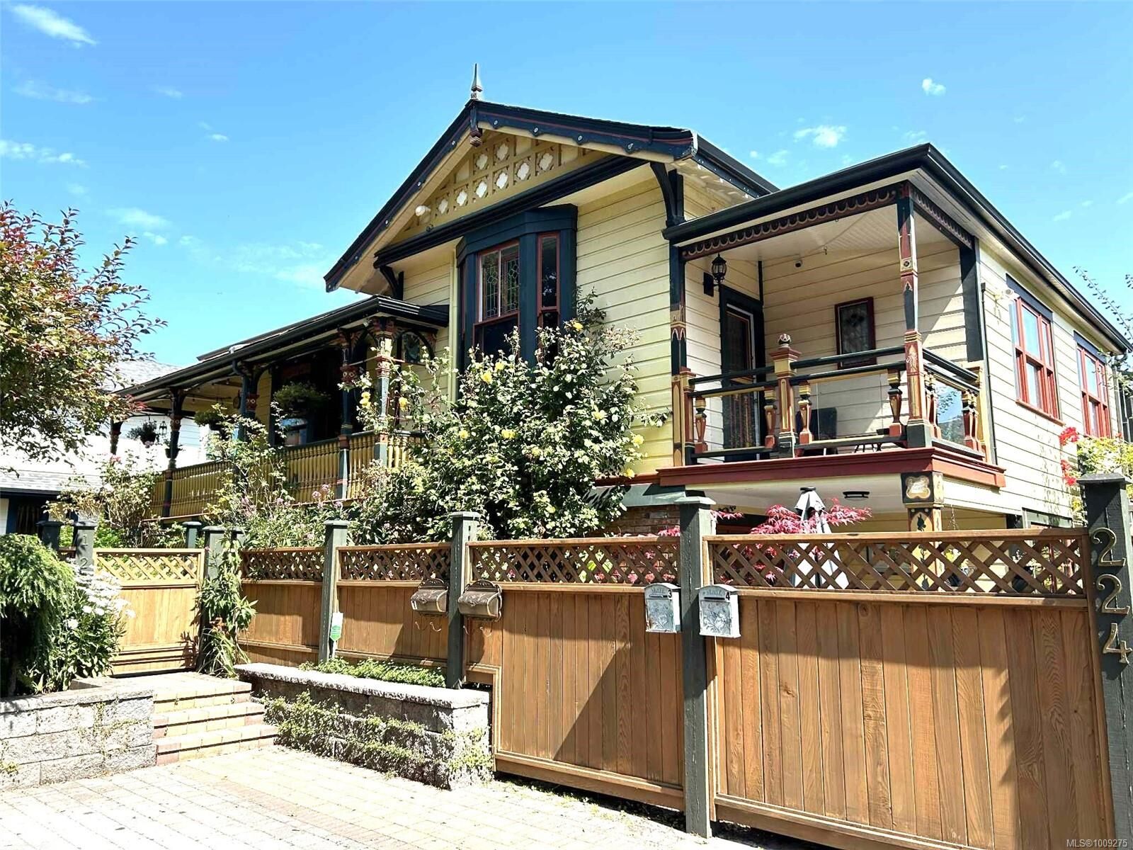 Property Photo:  224 Superior St 1  BC V8V 1T3 