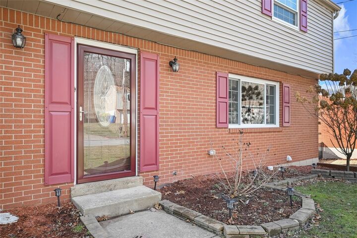 Property Photo: 1513 Sugarloaf Drive PA 15239