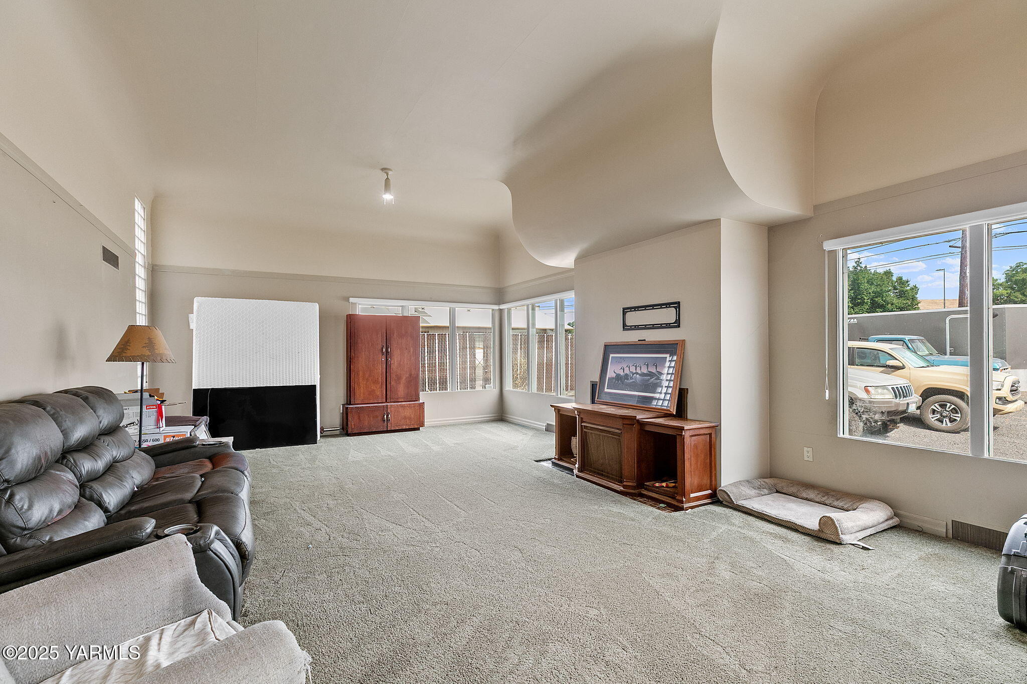 Property Photo:  2110 Fruitvale Blvd  WA 98902 