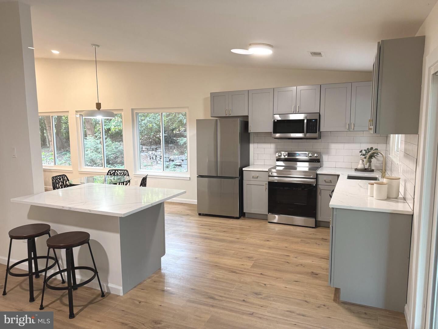 Property Photo: 1544 Hiddenbrook Drive VA 20170