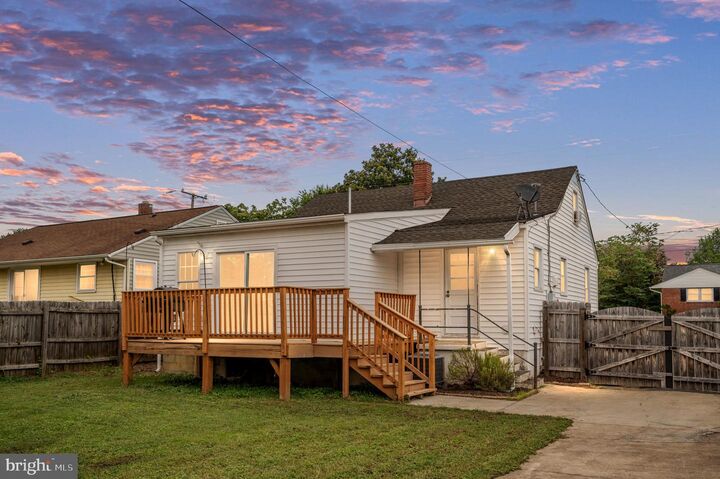 Property Photo: 122 Hillcrest Drive VA 22401