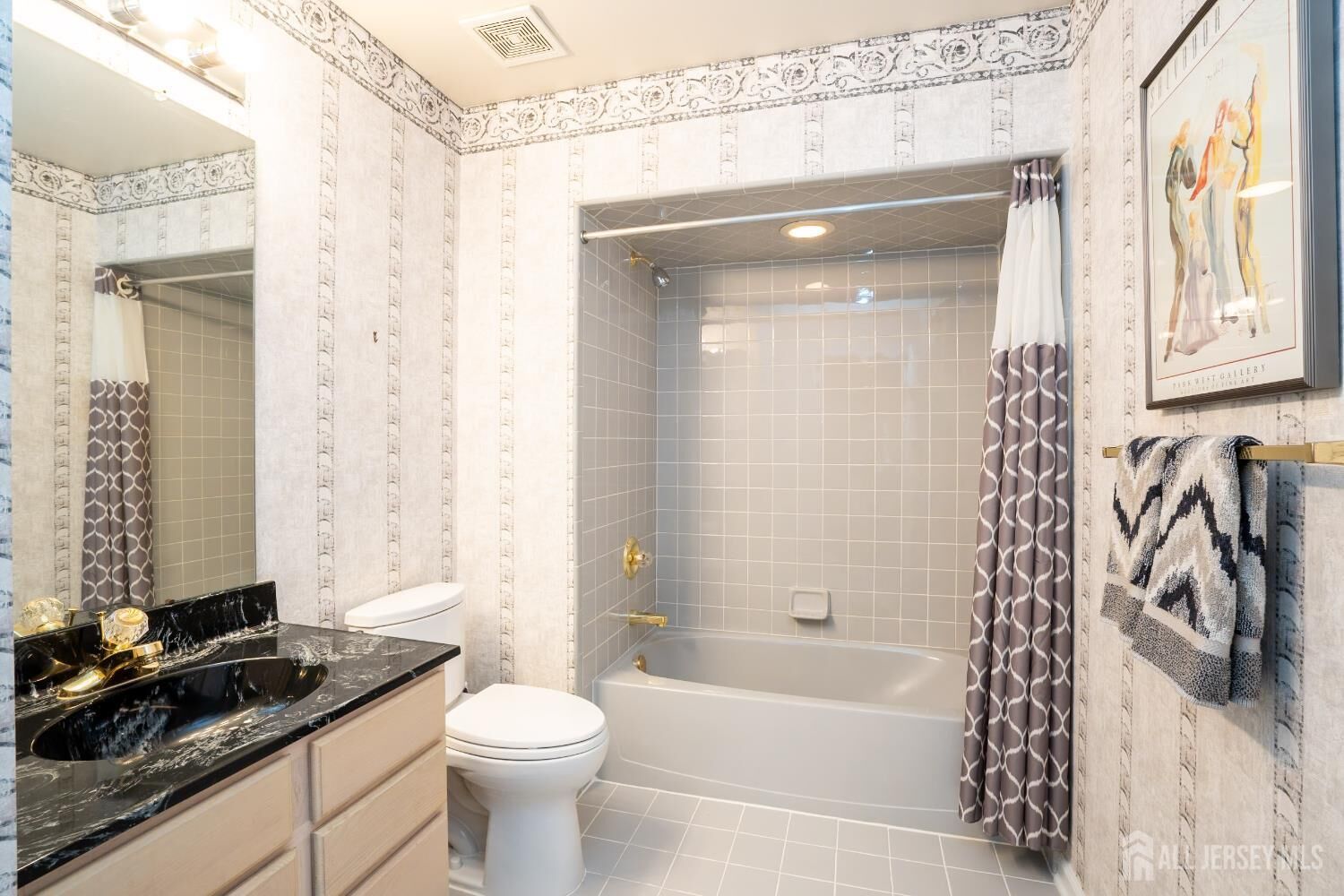 Property Photo:  4 Aberdeen Way  NJ 08831 