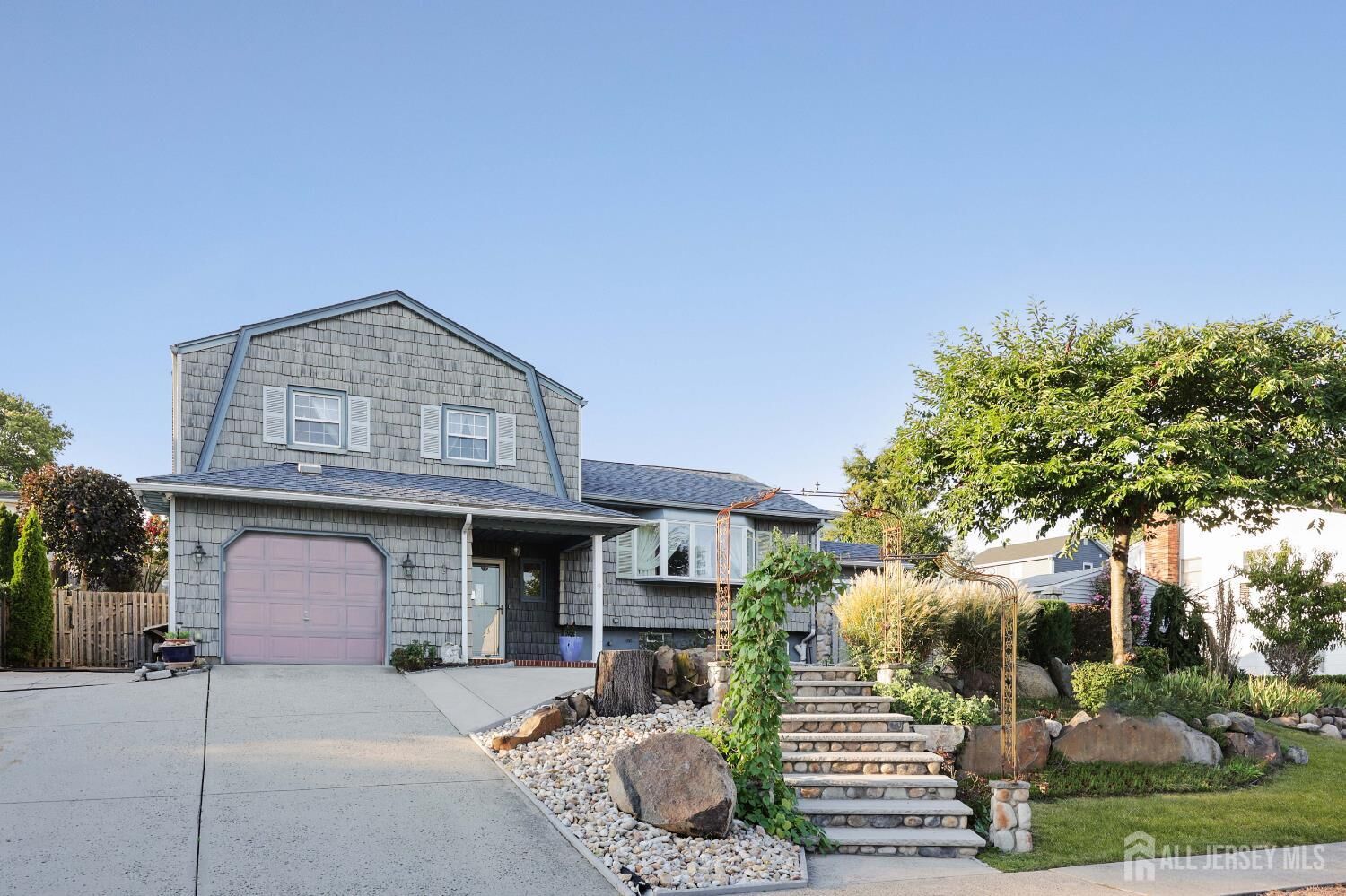 Property Photo:  9 Cottonwood Drive  NJ 08872 