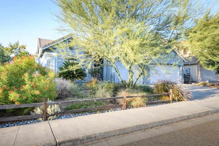 Property Photo: 1138 E Pinehurst Avenue CA 93730