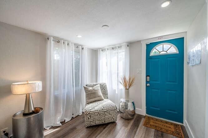 Property Photo: 919 NE 37th St FL 33334