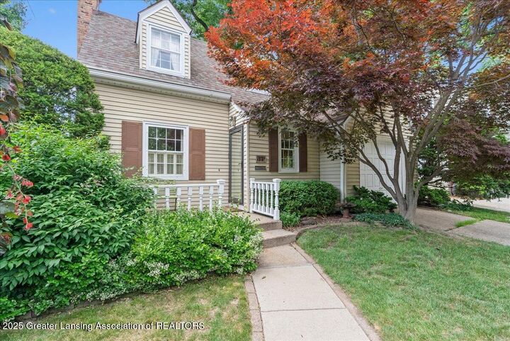 515 W Oakwood Drive  East Lansing MI 48823 photo