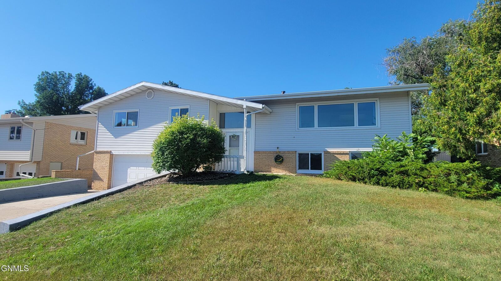 Property Photo:  906 3rd Street NW  ND 58554 