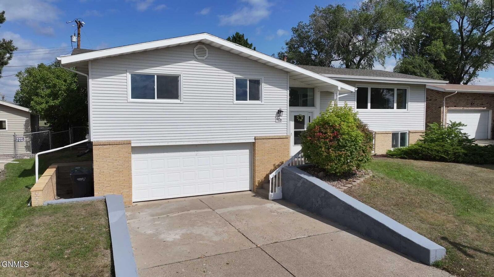 Property Photo:  906 3rd Street NW  ND 58554 