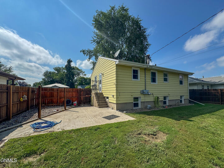 Property Photo:  617 N 22nd Street  ND 58501 