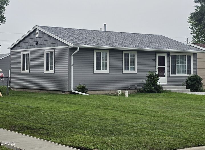 Property Photo: 925 15th Street SW ND 58401