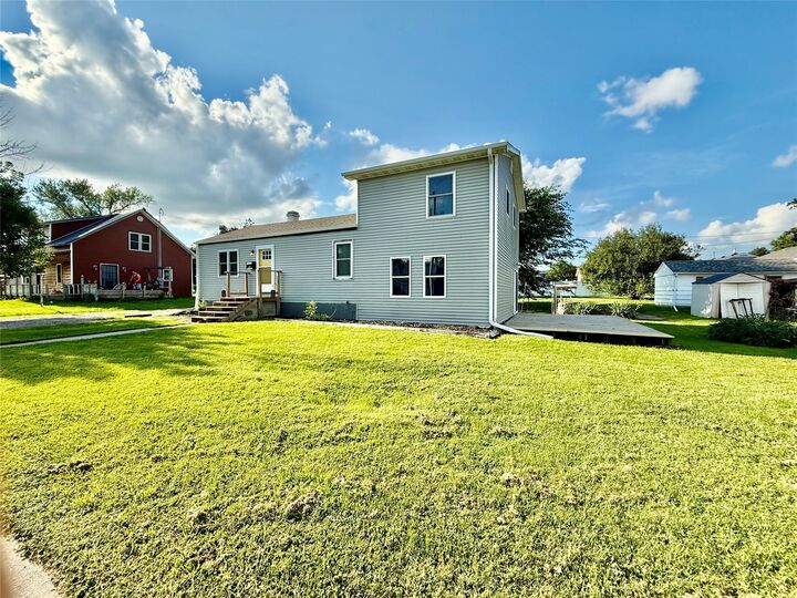 Property Photo: 1511 W State Street IA 50158