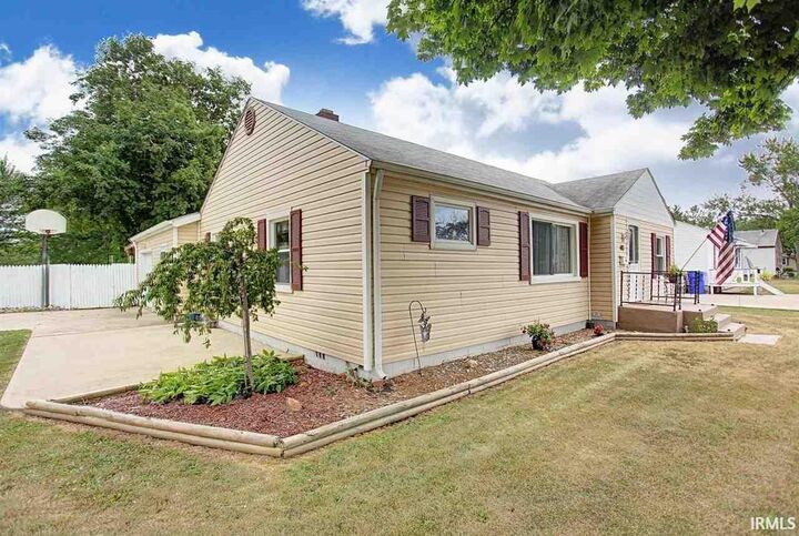 Property Photo: 415 Elm Street IN 46721