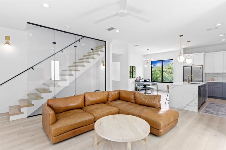 Property Photo: 117 W Gladys Street 1 FL 33602