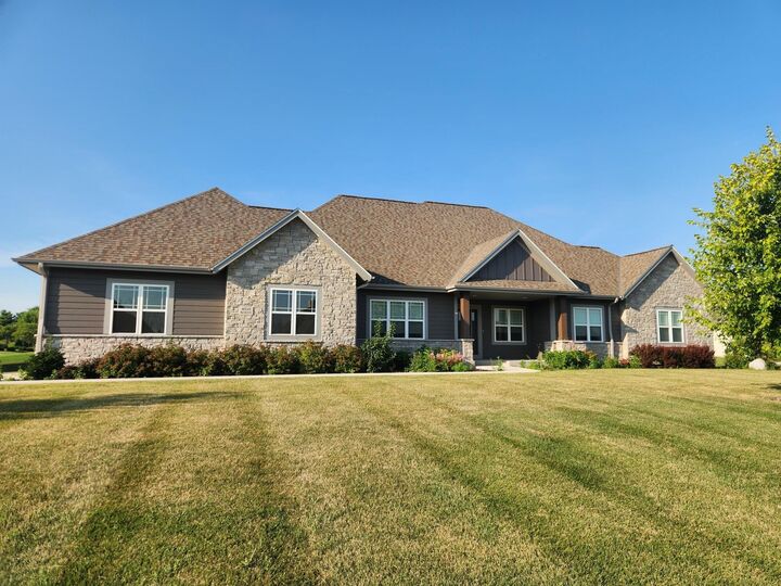 W229n3655 Sterling Ct  Pewaukee WI 53072 photo