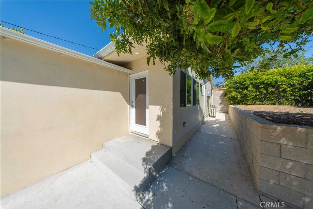 Property Photo:  1053 E Angeleno Avenue  CA 91501 