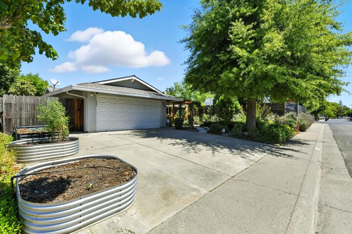 Property Photo:  9181 Starina Way  CA 95826 
